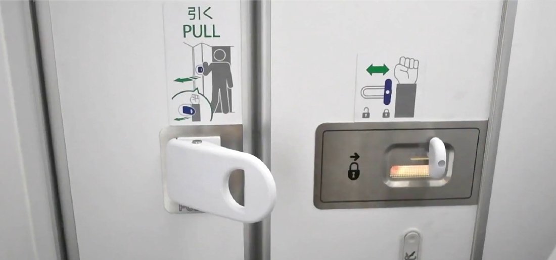 手を触れずに出られる機内トイレのドアを開発　ANA国内線に順次導入！
